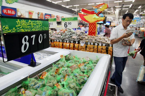 Kinesiska Kunder Köper Klibbig Rice Dumplings För Den Kommande Dragon — Stockfoto