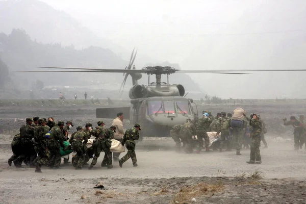 Chinesische Soldaten Tragen Verletzte Dorfbewohner Zur Evakuierung Einen Hubschrauber Der — Stockfoto