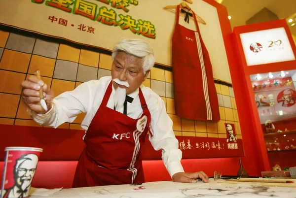Egy Kínai Versenyző Gyorsétteremláncnak Öltözve Kentucky Fried Chickens Sanders Ezredes — Stock Fotó