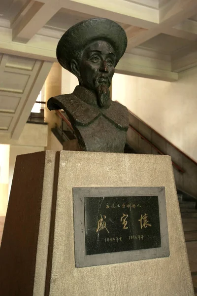 上海Jiaotong大学のXujiahuiキャンパスで 上海Jiaotong大学の創設者 シェン シュアンフアイの像の眺め 2008年6月11日 — ストック写真