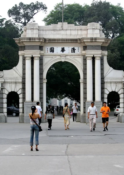Pueblo Chino Pasa Por Arco Una Entrada Universidad Tsinghua Beijing — Foto de Stock