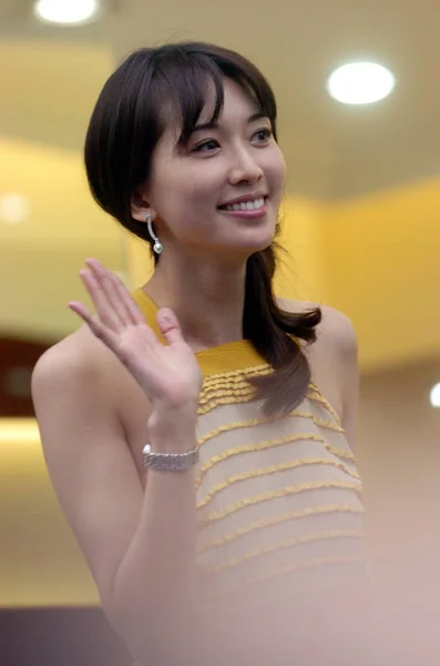 Tajwański Modelu Lin Chi Ling Fale Podczas Ceremonii Otwarcia Sklepu — Zdjęcie stockowe