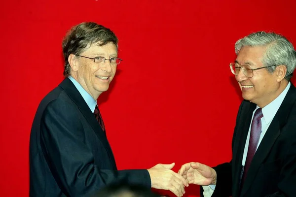 Bill Gates Left Yönetim Kurulu Başkanı Microsoft Corp Shaks Elleriyle — Stok fotoğraf