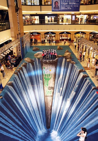 2009年8月5日星期三 在中国上海的一家百货公司里 中国游客观看了德国街头画家埃德加 穆勒的世界上最大的三维画作 — 图库照片
