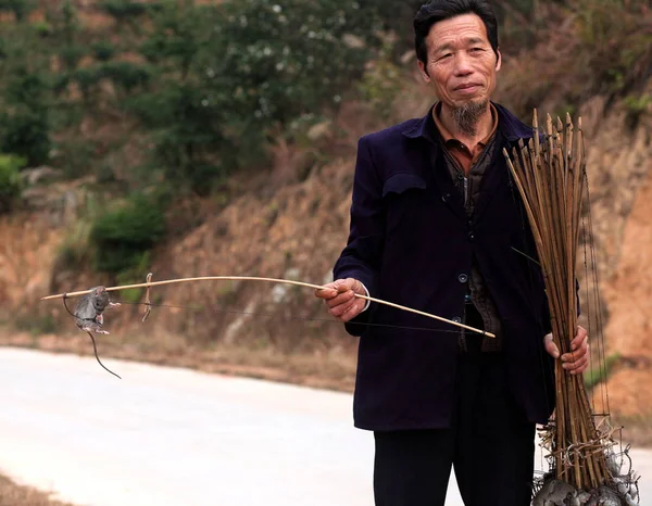 Китайский Фермер Группы Этнических Меньшинств Дун Показывает Рот Пойманный Ловушку — стоковое фото