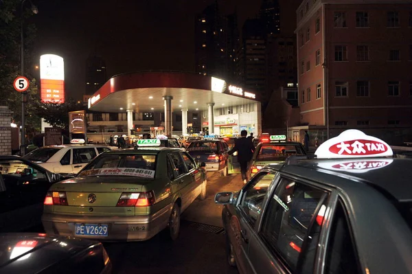 Kinesiska Taxi Chaufförer Linje Upp Sina Bilar Som Ska Tankas — Stockfoto