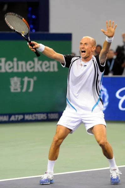 ロシアのニコライ ヴァシリは 2009 年上海 Atp マスターズ 1000 のテニス トーナメントの決勝でスペインのラファエル ナダルに対して勝利を祝う — ストック写真