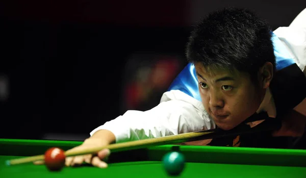 Chinas Liang Wenbo Joga Tiro Contra Allister Ali Carter Inglaterra — Fotografia de Stock