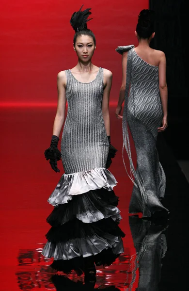 モデルは 中国ファッション週 2009 中国の北京で 2009 日中にジョイア 2010 夏のファッションショーで新しいコレクションを発表します — ストック写真