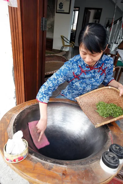 2009年4月13日 中国東部浙江省杭州市の茶畑で 中国人労働者が龍京 ドラゴンウェル 茶葉を焼く — ストック写真