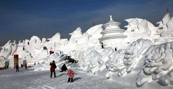 Chinese Workers Shape Snow Sculptures Upcoming Ice Snow World Festival — Stock Photo, Image