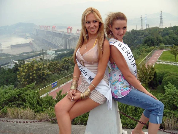 2007年世界小姐的两位参赛者 2007年9月17日在中国中部湖北省宜昌市三峡大坝上摆姿势 — 图库照片