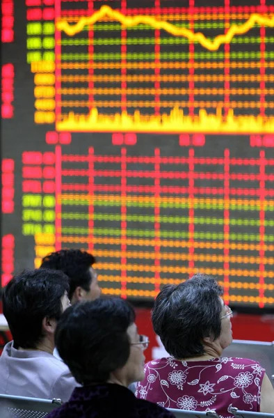 Investor Cina Melihat Harga Saham Sebuah Rumah Pialang Saham Kota — Stok Foto