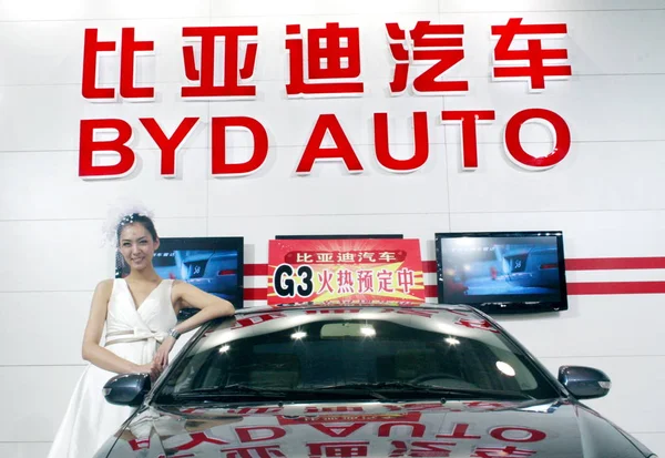Modelo Posa Con Byd Durante Una Exposición Automóviles Ciudad Jinan —  Fotos de Stock