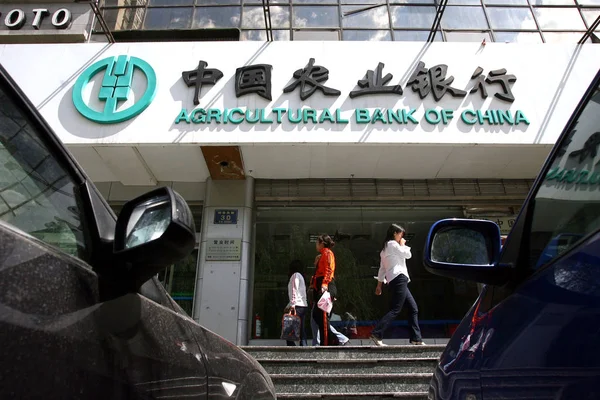 Lokala Kinesiska Invånare Förbi Gren Agricultural Bank China Abc Peking — Stockfoto