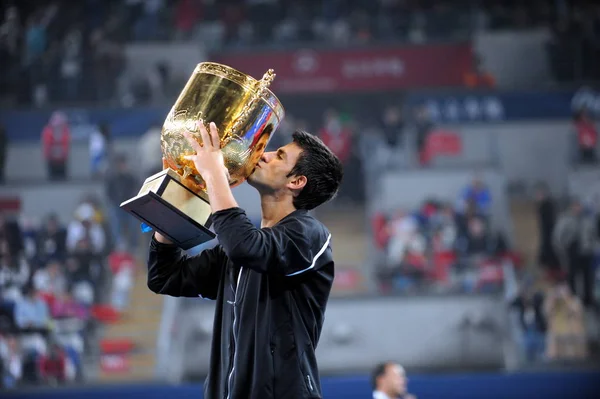 Novak Djokovic Serbii Całuje Trofeum Podczas Wręczenia Pokonaniu Marin Cilic — Zdjęcie stockowe