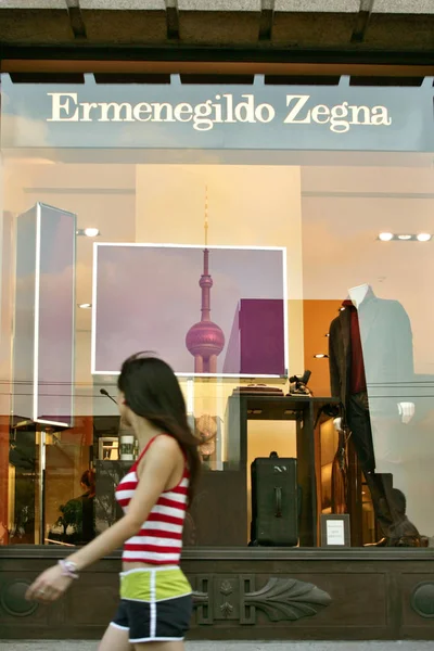 Uma Jovem Chinesa Caminha Por Uma Boutique Ermenegildo Zegna Bund — Fotografia de Stock