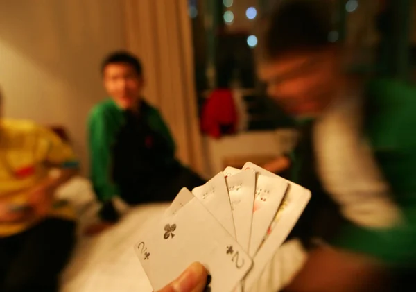 Jogadores Futebol Cegos Jogam Cartas Com Marcações Braille Seu Dormitório — Fotografia de Stock