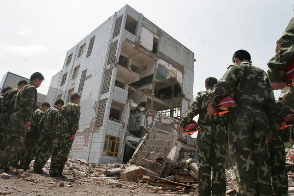 Китайские Спасатели Стоят Тишине Скорбят Жертвам Землетрясения Провинции Сычуань Развалинах — стоковое фото