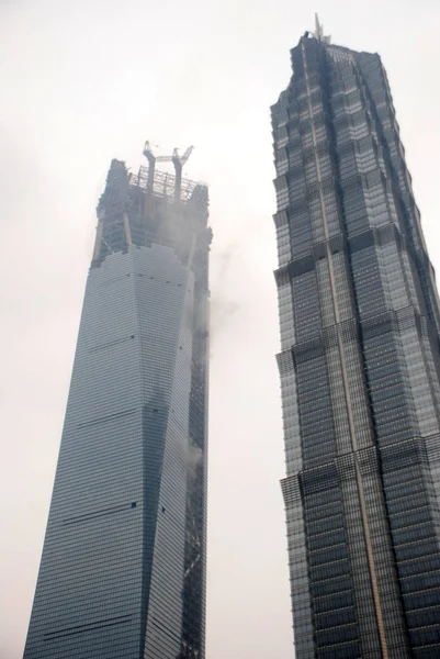 Вид Шанхайського Всесвітнього Фінансового Центру Ліворуч Вогні Поблизу Jinmao Башта — стокове фото