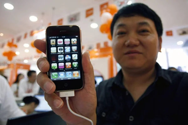 Hombre Chino Muestra Iphone 3Gs Una Sucursal China Unicom Shanghai — Foto de Stock