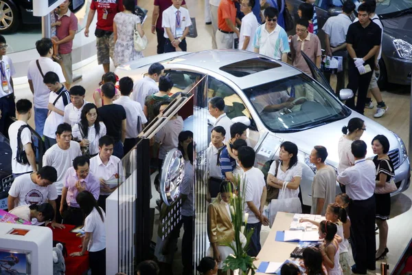 Πλήθος Των Επισκεπτών Κοιτάζει Αυτοκίνητα Της Nissan Στην Οθόνη Κατά — Φωτογραφία Αρχείου