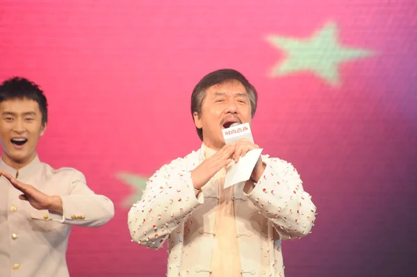 Hong Kong Kungfu Gwiazda Jackie Chan Wykonuje Podczas Imprezy Charytatywnej — Zdjęcie stockowe