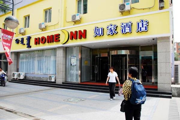Китайські Люди Ходять Повз Готель Home Inn Районі Baotou City — стокове фото