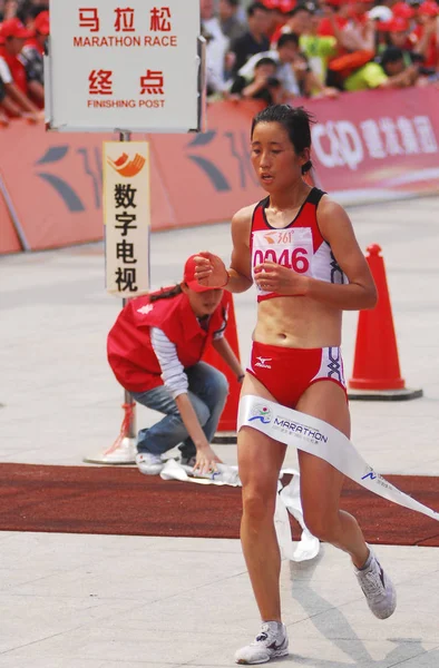 朱小林中国は2007年3月31日 福建省南東部のアモイで開催されたアモイ国際マラソンで女子チャンピオンを獲得するための道を走っています — ストック写真