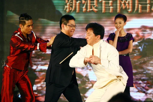 베이징 웹사이트의 행사에서 호스트 Shaogang 프런트 그리고 대한민국의 슈퍼스타 오른쪽 — 스톡 사진