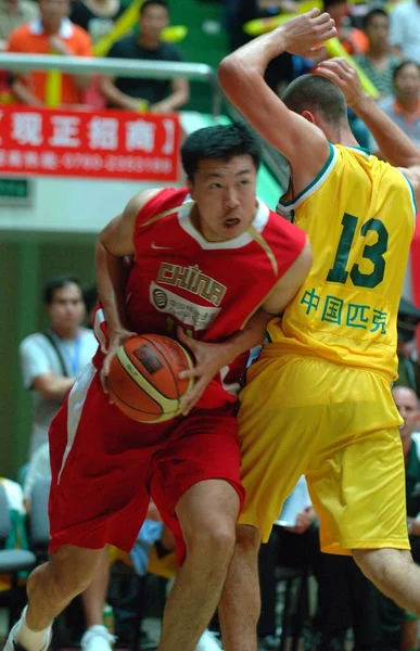 Chinas Wang Zhizhi Vänster Enheter Genom Medlem Australiens Herrlandslag Basket — Stockfoto