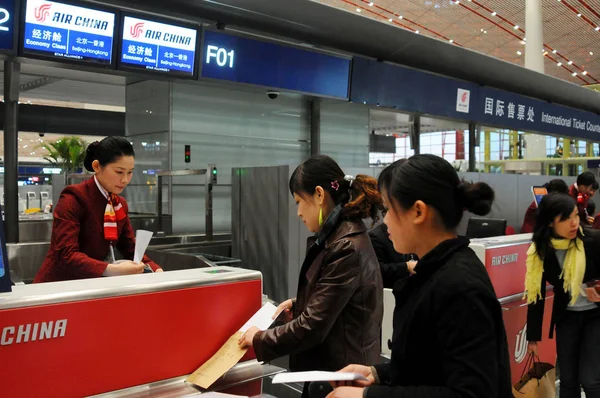Empleado Chino Air China Atiende Los Pasajeros Mostrador Billetes Air — Foto de Stock