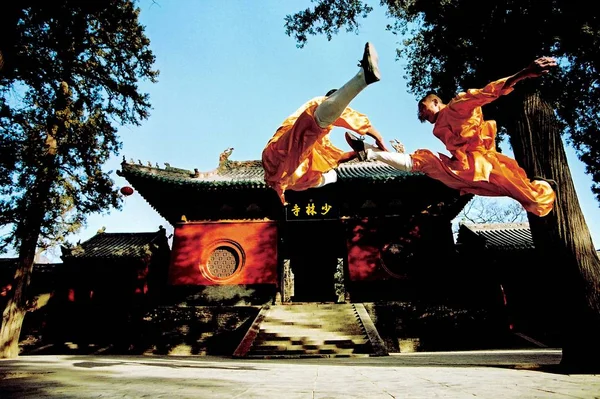 Two Shaolin Monks Train Shaolin Kungfu Shaolin Temple Songshan Central — Stock Photo, Image