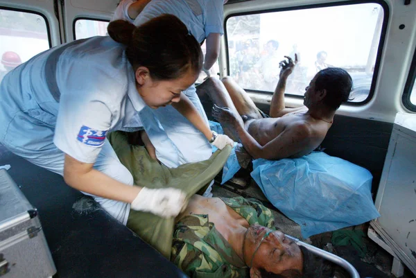 医療従事者に出席 2007 中国湖北省巴東県 Yesanguan 町で浸水鉄道トンネルから救出され労働者 — ストック写真