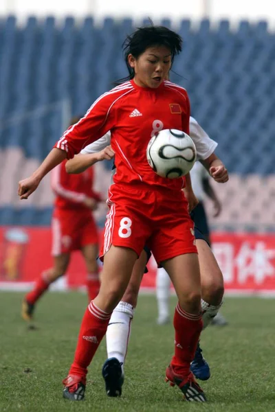 在广东省广州广东奥林匹克体育场 中国和 四国足球比赛中 中国红衣选手与一名美国球员争夺皮球 — 图库照片
