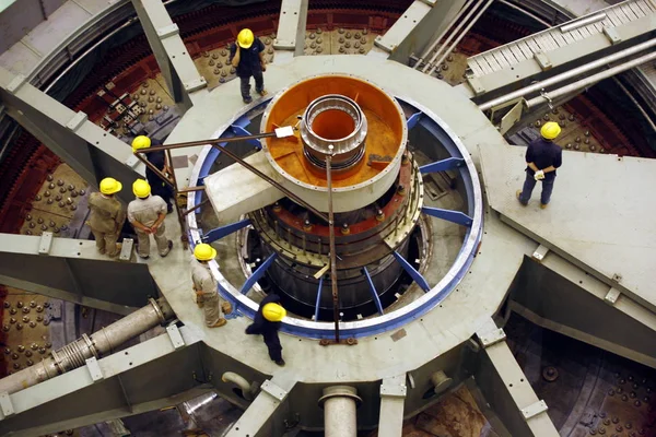 Китайські Робітники Встановлюють Гідроелектрогенератор Сяхован Гідроелектростанції Південному Заході Чінас Юннан — стокове фото