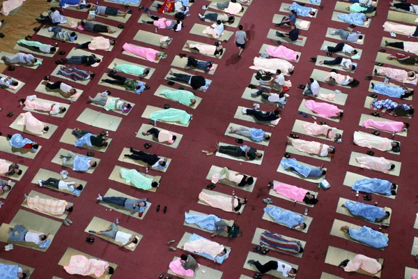 Orang Tua Siswa Miskin Terlihat Sedang Tidur Berderet Deret Lapangan — Stok Foto