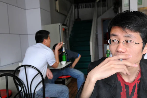 2008년 15일 베이징의 식당에서 중국인 2명이 담배를 피우고 — 스톡 사진