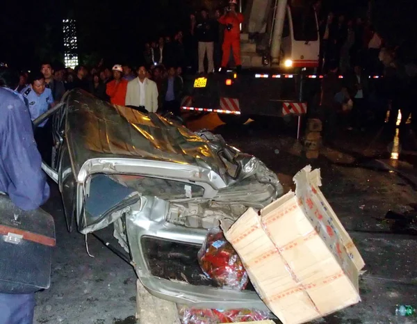 Chinese Firefighters Try Rescue People Stuck Minivan Squashed Overturned Truck — 图库照片