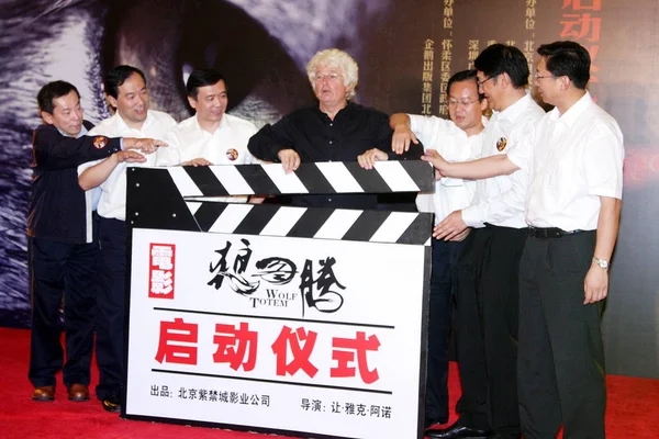 Franse Filmregisseur Jean Jacques Annaud Center Poseert Met Chinese Partners — Stockfoto