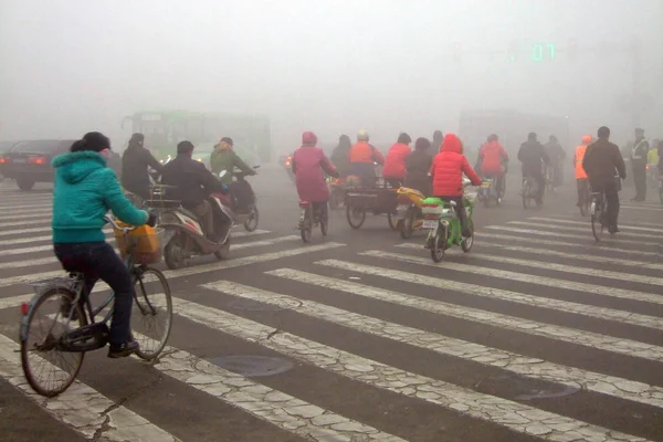 Residenti Locali Vanno Bicicletta Nella Nebbia Pesante Huaian Provincia Orientale — Foto Stock