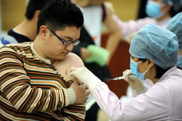 Chińskich Pracowników Medycznych Wstrzyknąć Studenta Szczepionki Przeciw Grypie H1N1 Beihang — Zdjęcie stockowe