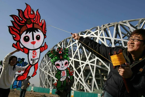 2月1日 在北京国家体育馆 附近的2008年北京奥运会吉祥物形状的中国本土放飞的风筝 — 图库照片