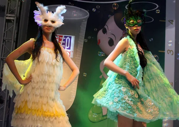 モデルの表示 2007 回中国生殖健康 家族計画新しい技術と製品博覧会 北京でファッションショーの中にコンドームの作られているドレス — ストック写真