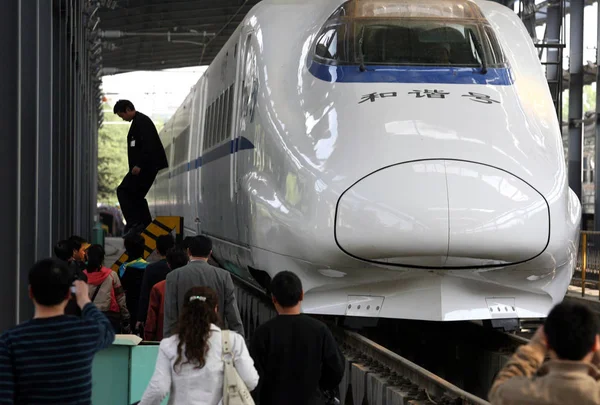 Jornalistas Repórteres Chineses Visitam Trem Bala Crh China Railway Alta — Fotografia de Stock