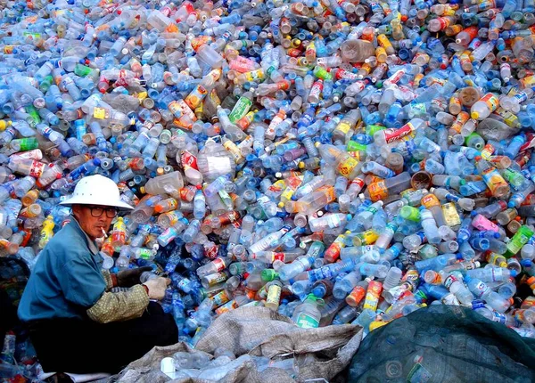 Eine Arme Chinesin Sammelt Müll Einer Müllrecyclingstation Einem Vorort Der — Stockfoto