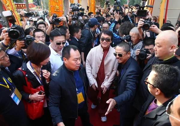 Hongkongské Kungfu Hvězda Jackie Chan Obklopen Novináři Turisté Během Slavnostního — Stock fotografie