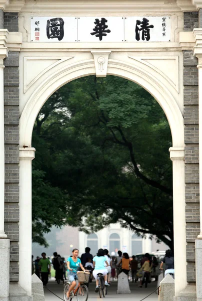 Chinese People Pass Archway Entrance Tsinghua University Beijing June 2007 — Stock Photo, Image