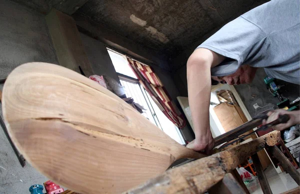 2009년 푸젠성 남동부 진장시 안하이시에 작업장에서 40세의 동펑이 피파를 조립하고 — 스톡 사진