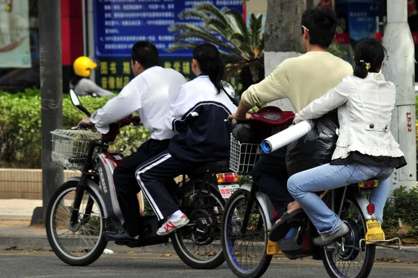 Ciudadanos Chinos Locales Montan Sus Bicicletas Eléctricas Una Calle Ciudad — Foto de Stock